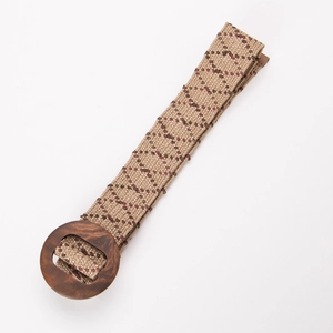 Détail d'une ceinture tressée bohème avec boucle en bois ronde et motifs ethniques