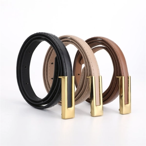 Détails de ceintures fines noire, abricot et marron avec boucles rectangulaires
