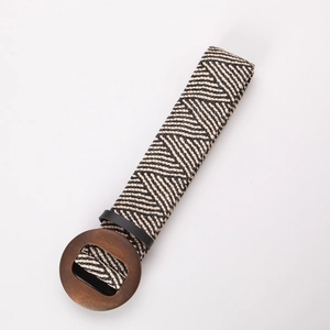 Ceinture tressée bohème élastique avec motifs géométriques et boucle ronde en bois