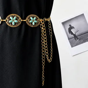Detail der Vintage-Böhmen-Taillenkette mit türkisen Akzenten auf schwarzem Kleid