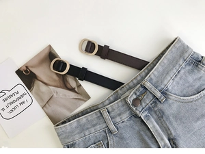 Vue détaillée de ceintures fines en cuir noir et marron avec boucles dorées ovales