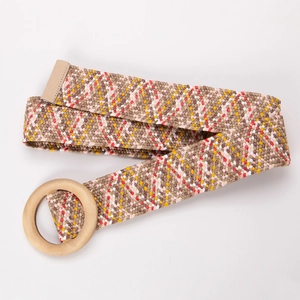 Détails de la ceinture tressée en paille avec motif multicolore et boucle bois