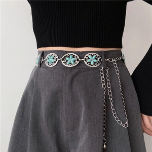 Detailansicht der Boho-Metall-Taillenkette mit türkisen Blumenmustern und Silberquasten