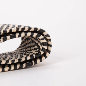 Gros plan d'une ceinture tressée bohème ethnique avec détail de texture en paille