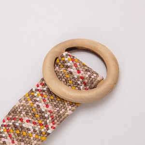 Détail macro de la texture de ceinture tressée bohème avec boucle ronde en bois