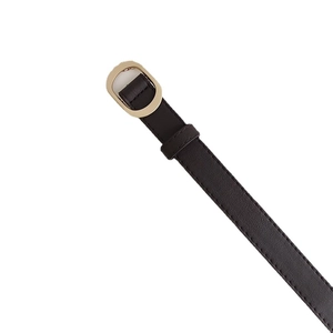 Ceinture fine marron minimaliste avec boucle dorée ovale et surpiqûres sur fond blanc