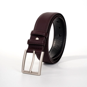 Ceinture pour homme en similicuir marron foncé avec boucle argentée mate et grain lychee