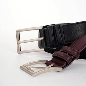 Ceintures en similicuir pour hommes en noir et marron foncé avec motif en croix et boucle argent
