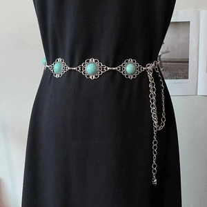 Detail der Vintage-Böhmischen-Silber-Taillenkette mit Türkissteinen und floralen Mustern
