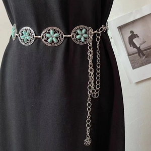 Nahaufnahme der Vintage-Bohème-Taillenkette mit Türkisblüten auf schwarzem Kleid