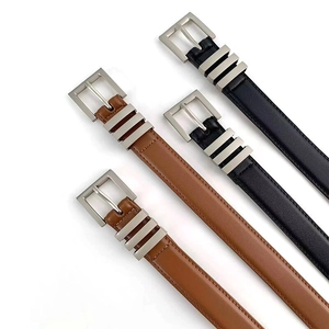 Schmale Damen-Ledergürtel in Schwarz und Braun mit drei silbernen Metallschlaufen