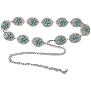 Detail der silbernen Boho-Taillenkette mit künstlichen Türkis-Blumenanhängern