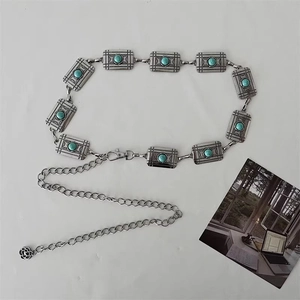 Detail der silbernen Taillenkette im Vintage-Stil mit Türkisperlen und Blumen-Gravuren