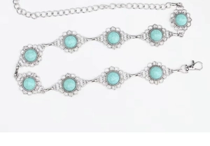 Detailansicht der böhmischen Silber-Metall-Taillenkette mit künstlichen Türkis-Ornamenten