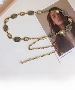 Détail macro de la chaîne de taille en métal doré vintage avec boucles ovales embossées