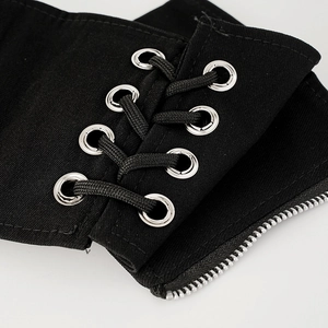 Dettaglio della cintura a corsetto nera vintage con occhielli argentati e zip metallica
