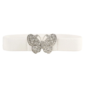Détail d'une ceinture élastique blanche avec boucle papillon argentée ornée de strass