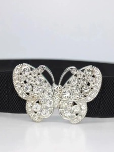 Détail de la boucle papillon ornée de strass sur une ceinture élastique noire