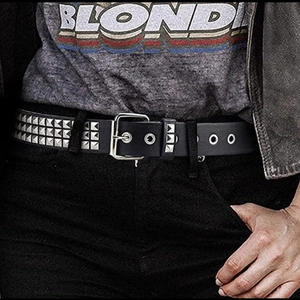 Details eines schwarzen Punk-Gürtels mit dreireihigen silbernen Metallnieten