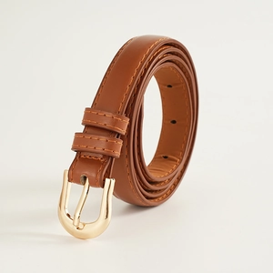 Ceinture fine femme en similicuir caramel avec boucle dorée style rétro minimaliste