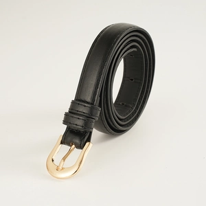 Vue détaillée de la ceinture fine en cuir noir avec boucle ardillon dorée polie et texture