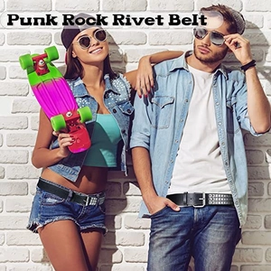 Detail eines Punk-Rock-Ledergürtels mit dreireihigen silbernen Nieten auf Denim-Jeans