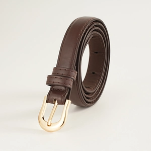 Vue détaillée d'une ceinture fine en cuir marron foncé avec boucle dorée de style rétro