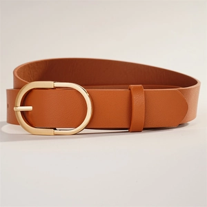 Détail de la ceinture en cuir marron caramel avec boucle dorée ovale pour femme