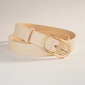 Détail de la ceinture en cuir crème pour femmes avec boucle ardillon en métal doré en forme de U