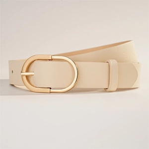Vue détaillée d'une ceinture en cuir blanc crème avec boucle ovale dorée élégante