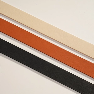 Vue détaillée de ceintures en cuir blanc, orange et noir avec texture grainée litchi