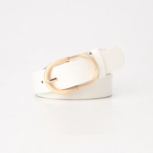 Détail de la ceinture en cuir blanc pour femme avec une boucle ovale en métal doré