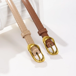 Fine ceinture en cuir pour femme beige et marron avec boucle ovale dorée rétro et élégante