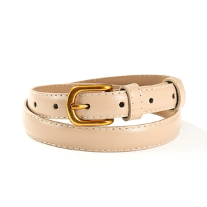 Détail d'une ceinture fine en cuir beige avec boucle dorée et surpiqûres blanches