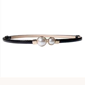 Elegante glanzende zwarte damesriem met een verfijnde goudkleurige parelsluiting