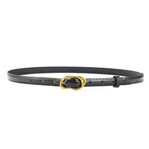 Détail de la ceinture en cuir noir avec grain litchi et boucle dorée organique