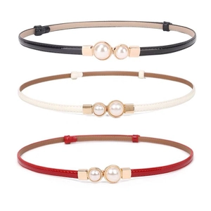 Elegante dunne glanzende riemen in zwart wit en rood met parelmoer gouden gespen