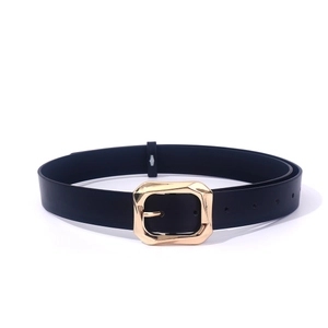 Ceinture femme en similicuir noir avec une boucle carrée dorée polie au style minimaliste