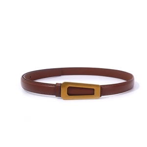 Fine ceinture classique en cuir marron avec boucle trapèze dorée mate pour femmes