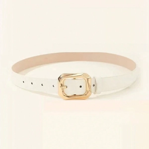 Détail d'une ceinture en similicuir blanc avec une boucle carrée dorée et un fermoir ardillon