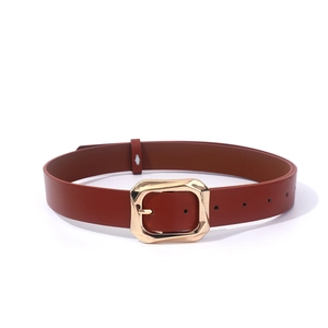 Ceinture minimaliste en cuir marron avec boucle carrée dorée sur fond blanc