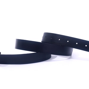 Détail de la queue de ceinture en similicuir noir avec trous ronds et fini mat