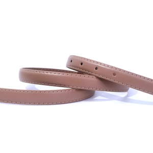 Ceinture fine en cuir marron pour femme avec surpiqûres élégantes et boucle en métal lisse