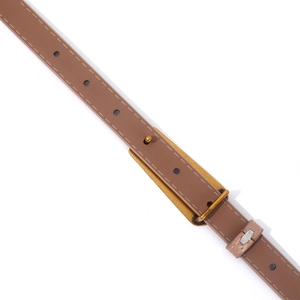 Vue détaillée d'une ceinture marron avec boucle dorée et surpiqûres blanches