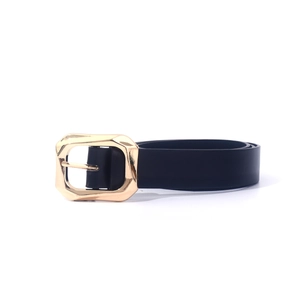Gros plan détaillé d'une ceinture minimaliste en similicuir noir avec boucle dorée