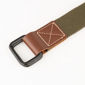 Detailopname van militaire groene canvas riem met dubbele D-ring gesp en lederen stiksel