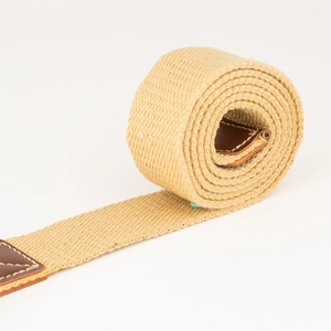Detailopname van beige geweven canvas riem met bruine lederen tip en contrasterende stiksels