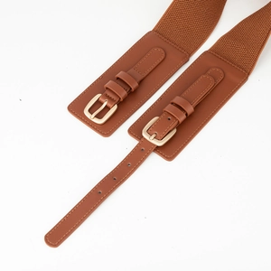 Cintura elastica larga da donna marrone con doppie fibbie dorate e inserti in ecopelle
