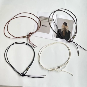 Ceintures minimalistes en cuir fin en quatre couleurs avec boucle métallique réglable