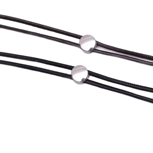 Ceinture fine en cuir noir à nouer pour robe avec boucle en métal argenté poli